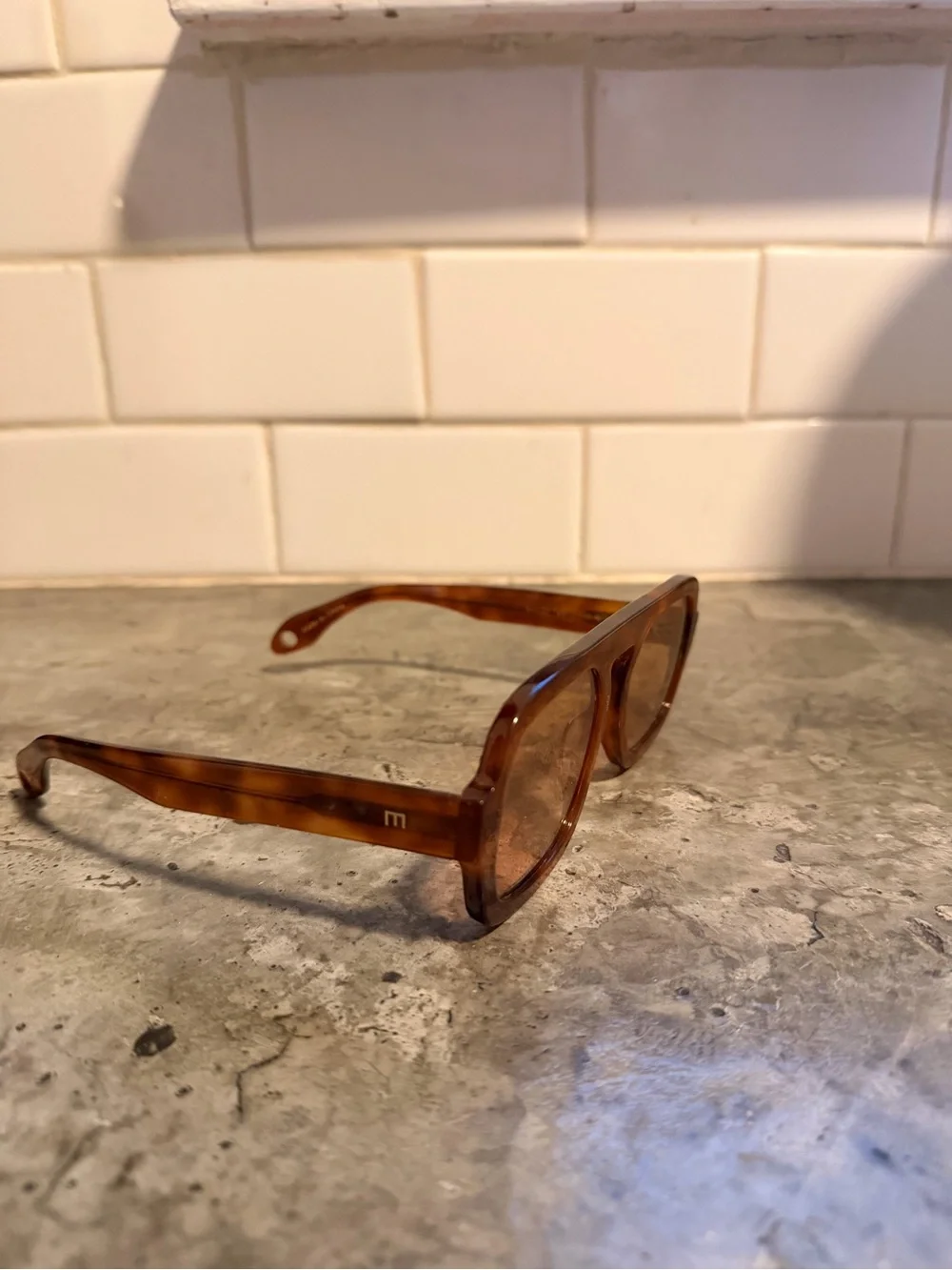 Elisa Johnson Jane Sunglasses in Light Brown Tortoise